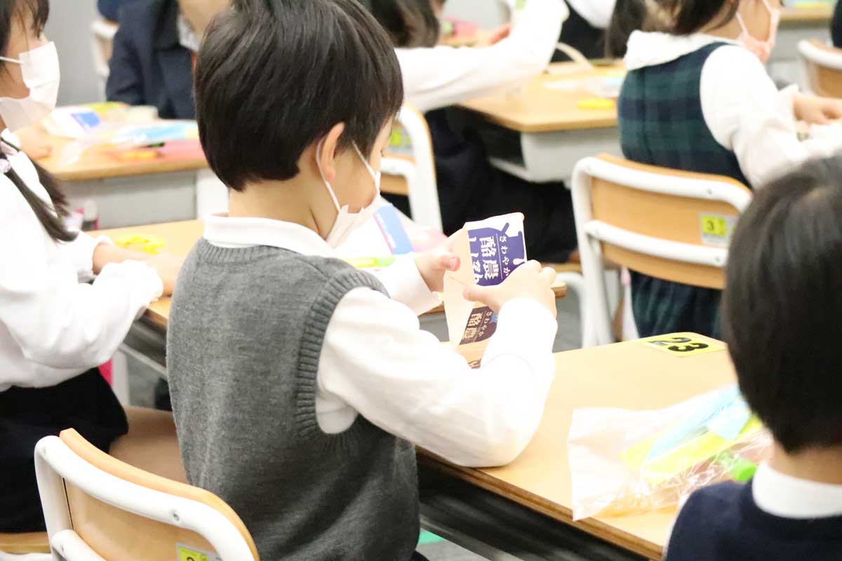 『松浦副校長先生と楽しく学ぶ授業』-「牛乳パックを利用した製作」