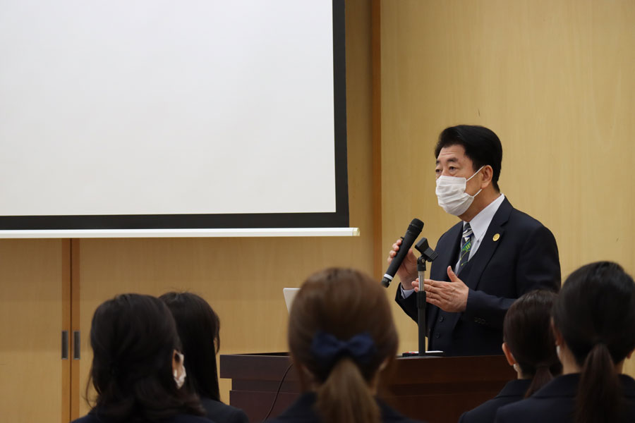 エコール・ドゥ・アンファン理事長 安田龍男 講演の様子